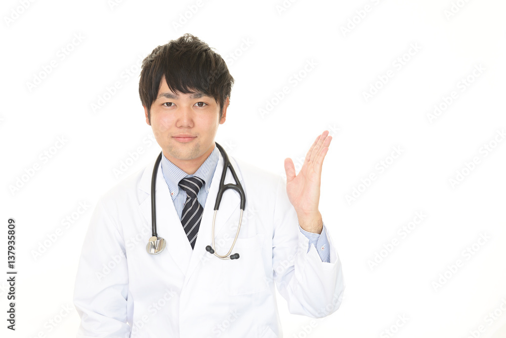 案内する笑顔の医師 案内する笑顔の医師