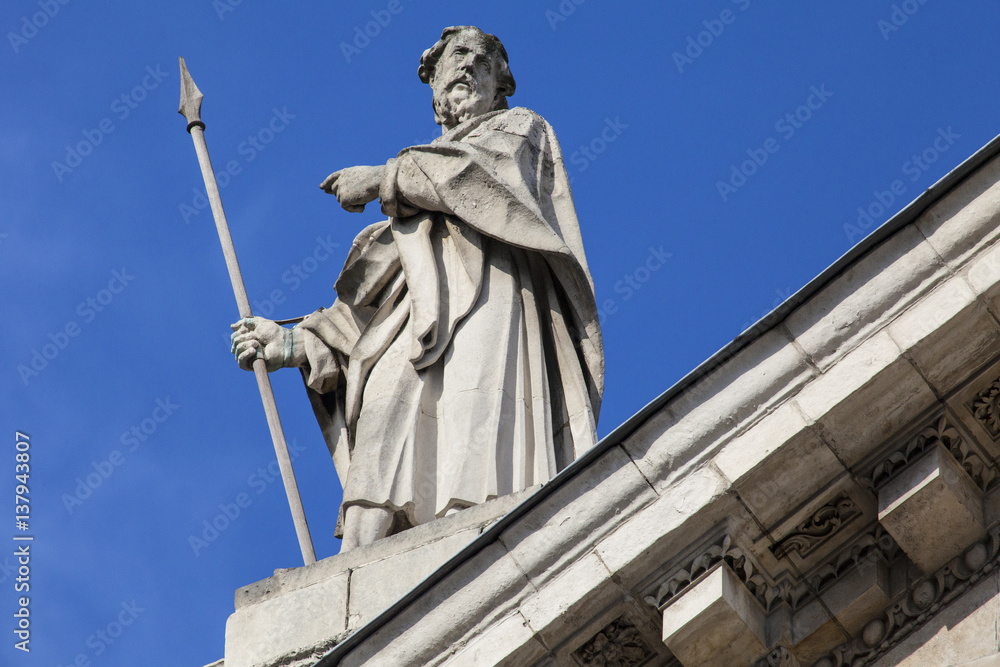 Obraz premium St. Matthias Sculpture on the Southern Facade of St. Pauls Cathedral in London.