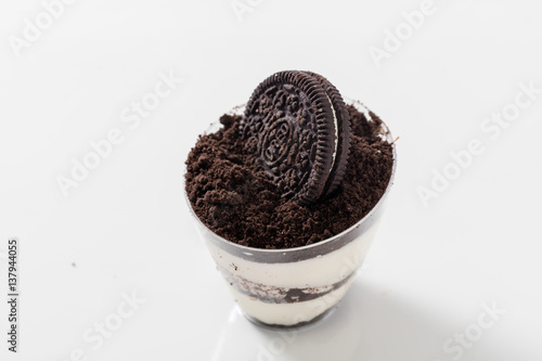 Fotografi White mousse with oreo topping and an oreo biscuit