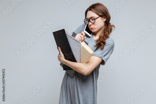 Valokuva Clumsy Female nerd talking on phone