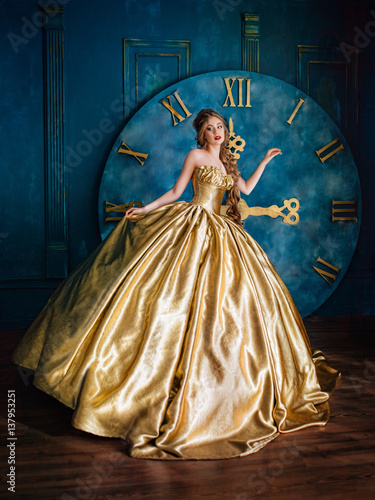 Canvas-taulu Beautiful woman in a ball gown
