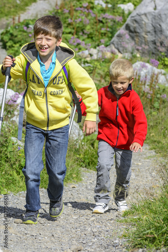 Zwei Jungs haben Spaß beim Wandern  © ARochau