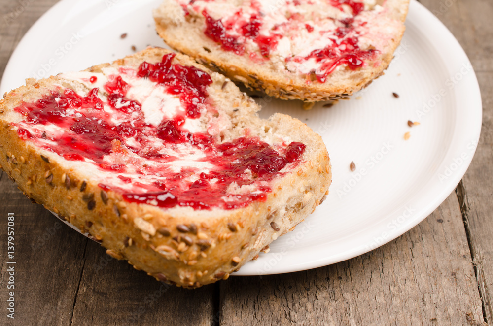 Vollkornbrötchen mit Himbeermarmelade Vollkornbrötchen mit Himbeermarmelade