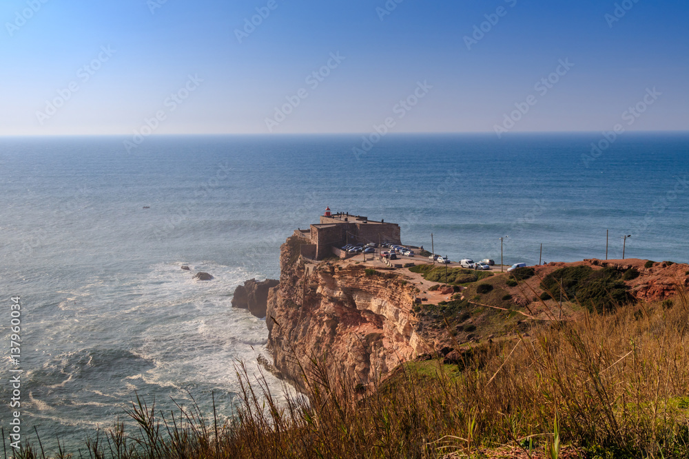 Vista do Farol da Nazaré no canhão da Praia do Norte