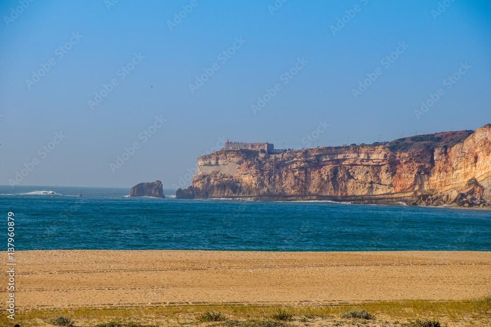 Vista do Farol da Nazaré no canhão da Praia do Norte