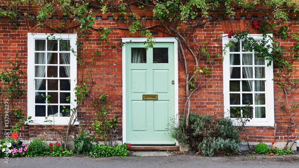 Fototapeta Widok piękny dom i drzwi na London Street