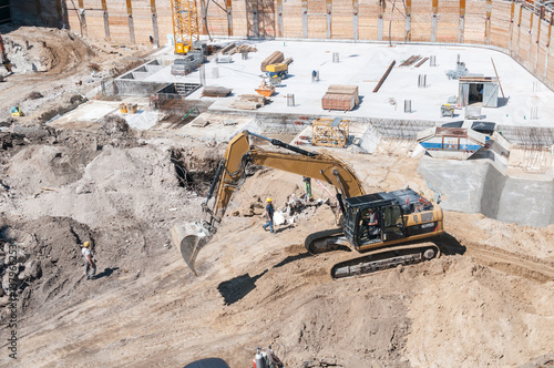 Bagger und Bauarbeiter auf Tiefbaustelle