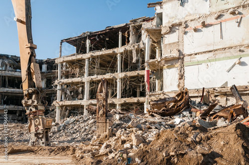 Entkerntes Gebäude mit Abrisszange