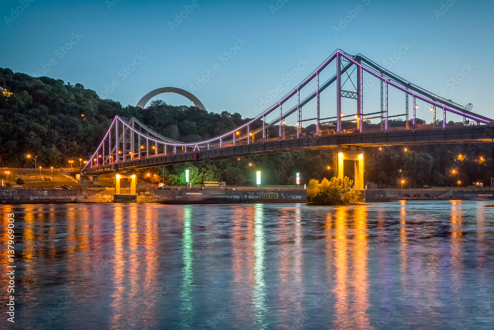 Obraz premium Kiev pedestrian bridge at night illuminated by multicolored lights