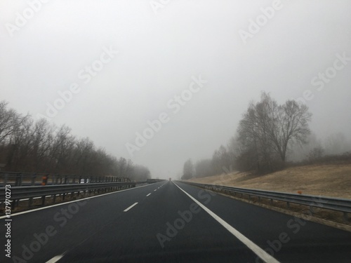 Viaggiare in autostrada con brutto tempo ,pioggia e nebbia
