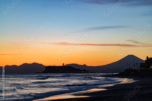 稲村ケ崎から富士山・江の島を望む夕景