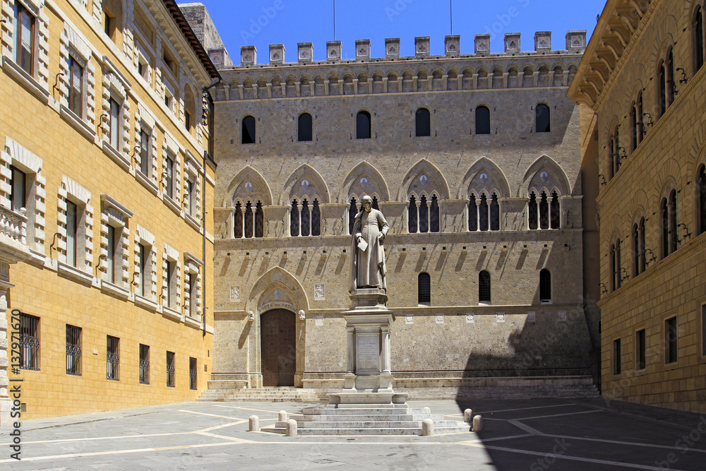 Banca Monte dei Paschi di Siena, Palazzo Salimbeni with a statue of the canon Sallustion Bandinii, Siena, Tuscany, Italy, Europe