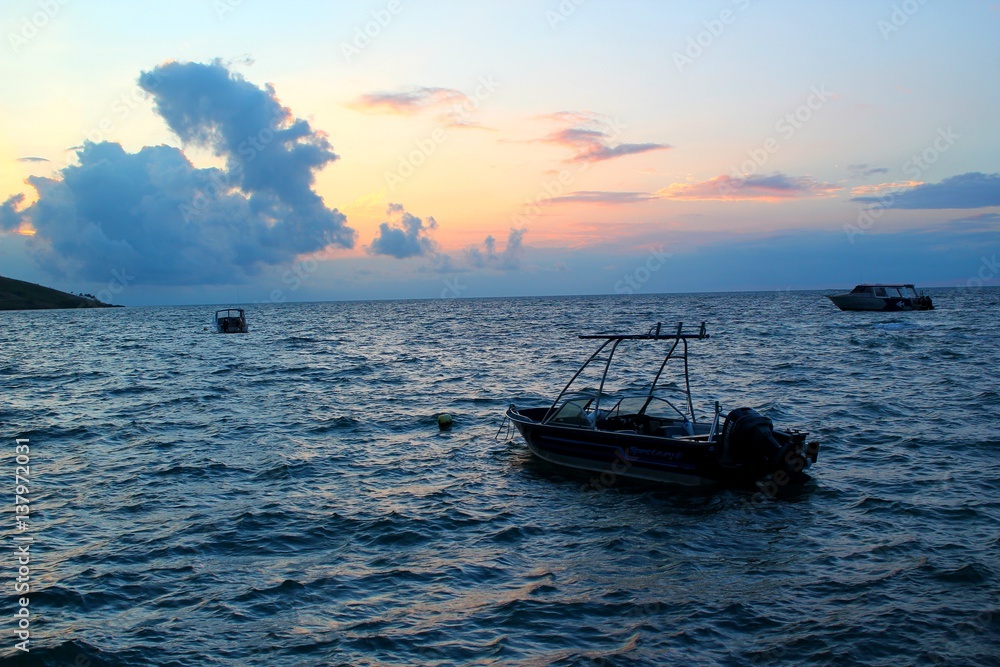 Boote treiben im Meer bei Sonnenuntergang / fiji / Viti Levu