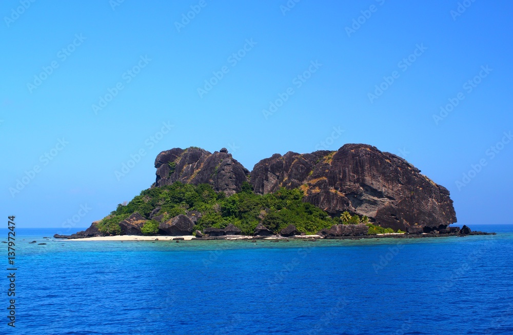 Einsame verlassene Insel im Pazifik / Felsen und Strand 