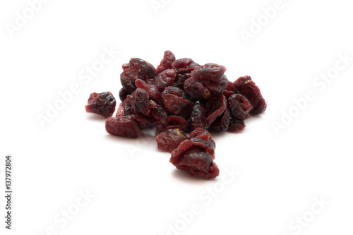 Cranberries getrocknet isoliert auf weiß
