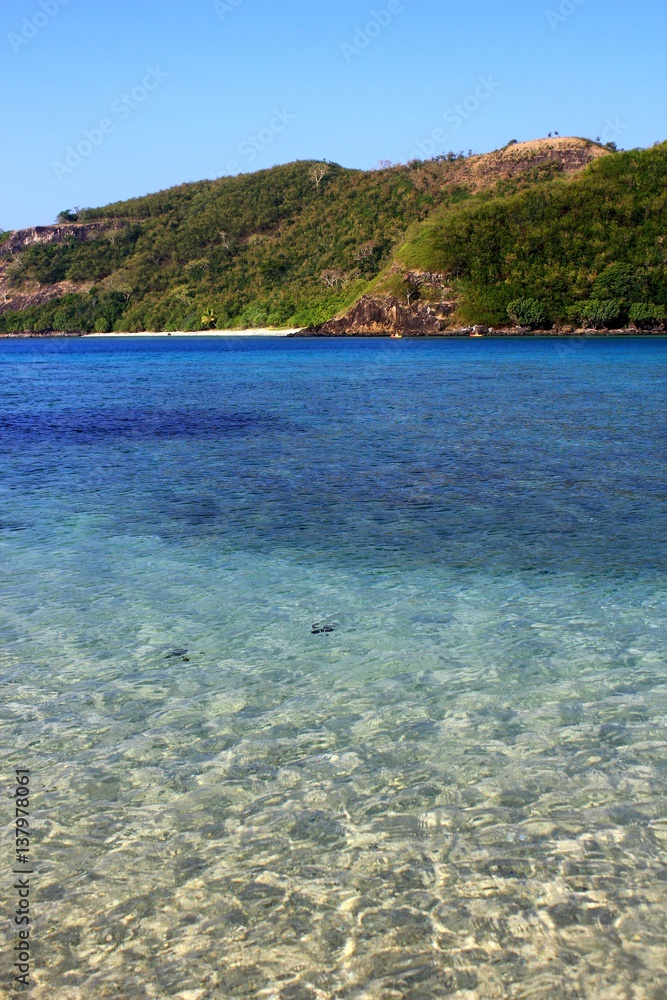 Glas klares Meerwasser in Bucht auf Fiji / Einsamer Strand Glas klares Meerwasser in Bucht auf Fiji / Einsamer Strand