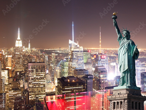 Ney York City Nachtaufnahme mit Freiheitsstatue / Empire State Building