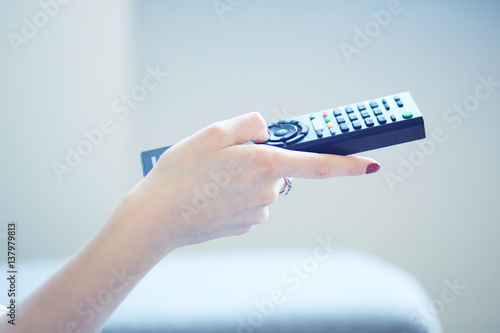Konstfotografi Ragazza con telecomando tv