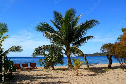 Strand Idylle mit Liege Palme und einsamen Strand und traumhafter Blick aufs Meer / Fiji / Naviti Island