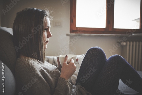 Ragazza con tazza luce soffusa photo