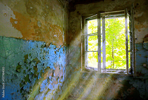 Altes Haus - Lost Place Fenster Licht photo