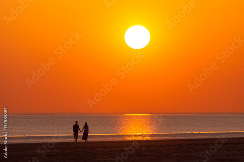 Liebes Paar beim Sonnenuntergang am Strand