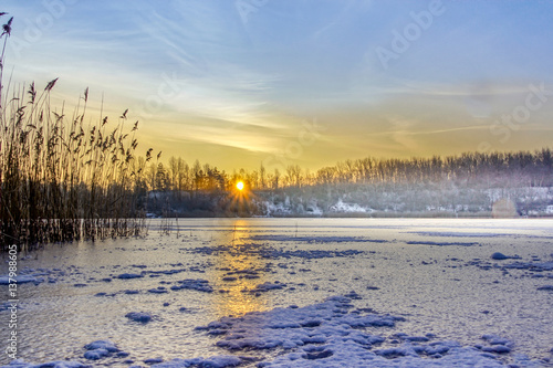 Eis Wasser Schnee Himmel Blau Orange Nebel Schilf Lichtreflexe © Reyk