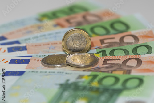 Geldhaufen mit 1-Euro-Münze