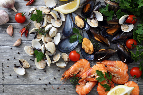 frutti di mare cozze vongole e gamberi composizione su tavolo grgio photo