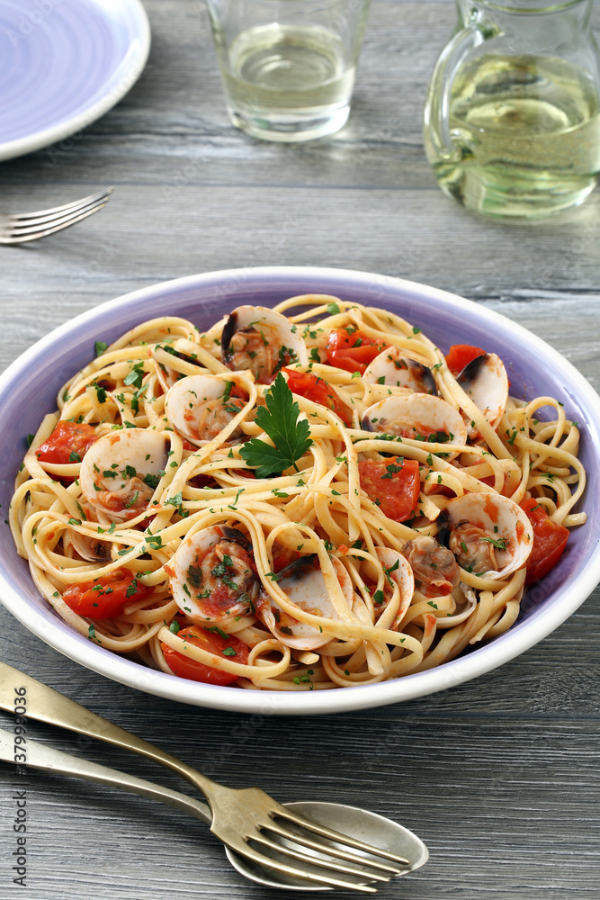 pasta spaghetti con le vongole sfondo tavolo di cucina grigio pasta spaghetti con le vongole sfondo tavolo di cucina grigio