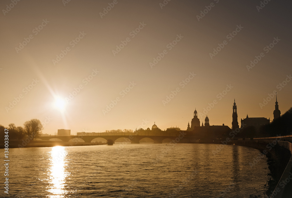 Silhouette von Dresden mit Elbe bei Sonnenaufgang 