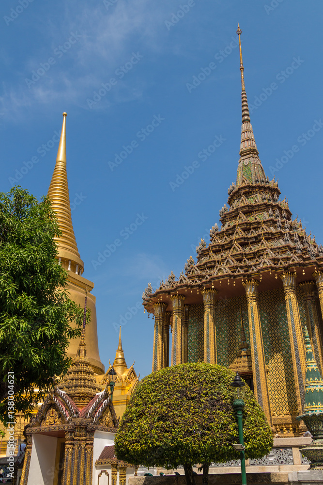 Fototapeta premium Prasat Phra Thep Bidon and Golden Stupa at Temple of the Emerald Buddha (Wat Phra Kaew), Grand Palace complex, Bangkok, Thailand