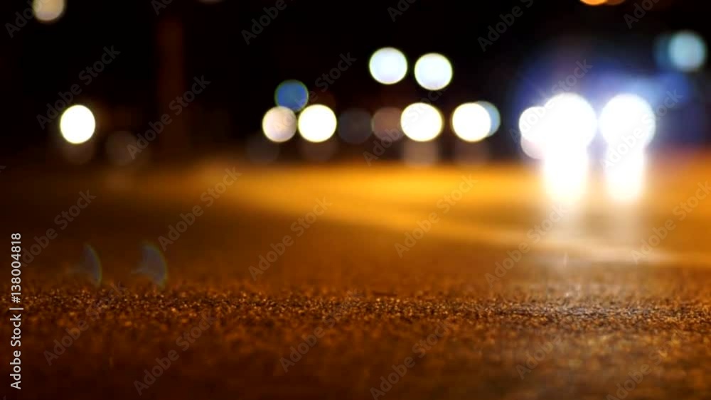 Straßenverkehr Nachts in einer Großstadt mit Bokeh