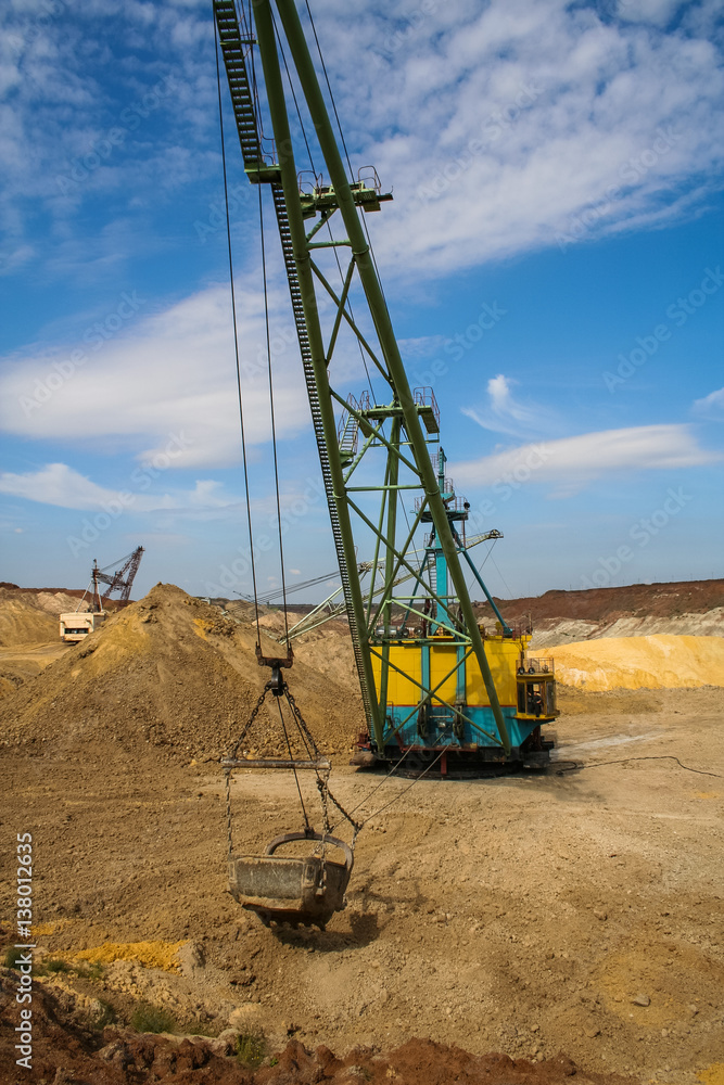 Φωτογραφία Walking excavator - dragline  (bucket capacity of 13 cubic meters, boom length of 50 meters)