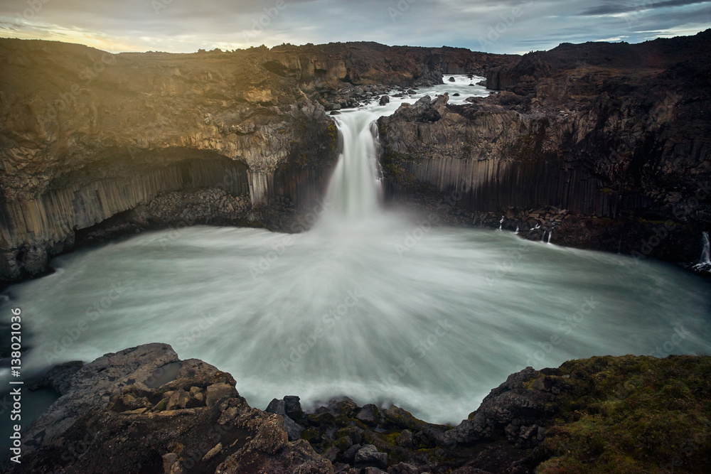 Fototapeta premium Stunning waterfall with cloudy sunset at aldeyjarfoss, iceland