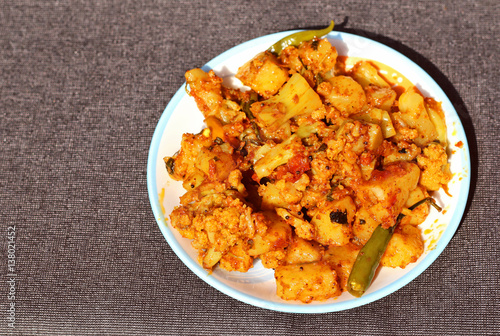 Alu Gobi ki sabzi- potatoes with cauliflower, Indian style vegetable curry