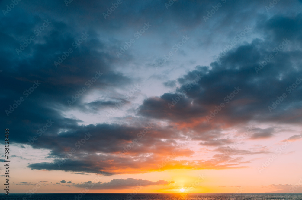 Fototapeta premium Dramatic sunset over ocean