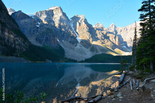 Fototapeta Naklejka Na Ścianę i Meble -  Moraine Lake Banff Alberta Canada