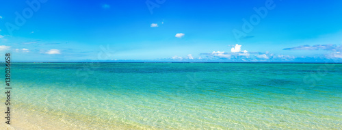 Piaszczysta tropikalna plaża. Panorama.