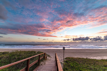 Fototapete Abstieg zum Strand Epische Strandlandschaft im Morgenlicht  © Olga K