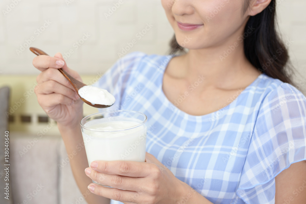 ヨーグルトを食べる女性