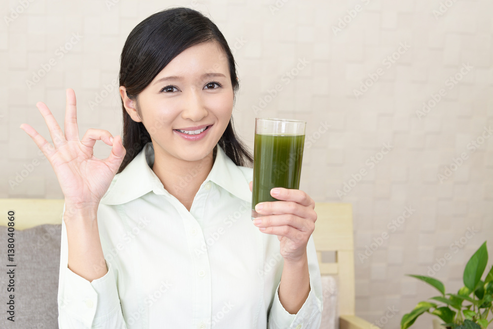 野菜ジュースを飲む女性 野菜ジュースを飲む女性