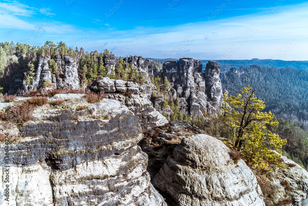 Felsformationen und Wälder im Elbsandsteingebirge in der sächsischen Schweiz in Deutschland Felsformationen und Wälder im Elbsandsteingebirge in der sächsischen Schweiz in Deutschland