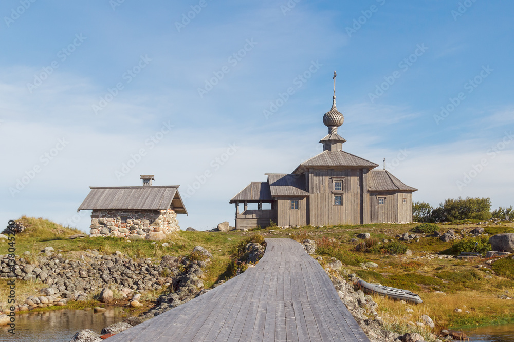 Причал и деревянная одноглавая Андреевская церковь на Большом Заяцком острове Соловецкого архипелага