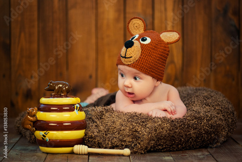Принти на полотні Newborn baby in a knitted cap bears.