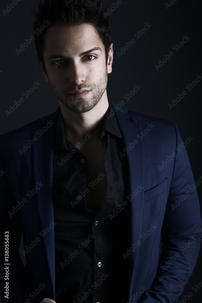 Jeune homme élégant portant une veste de costume bleu Jeune homme élégant portant une veste de costume bleu