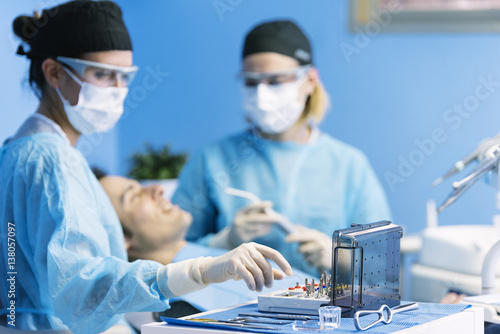 Dentists with a patient during a dental intervention.