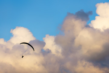 Fotobehang Luchtsport Paraglider vliegt onder zonnige hemel  © mimadeo