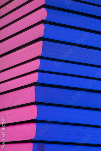  Фрагмент стопки книг в розово-синем свете