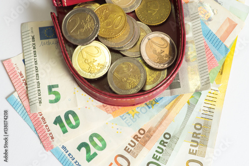 Ein Portemonnaie, Münzen und Euro Geldscheine